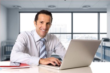  işadamı emin seyir masa başında oturan bilgisayar laptop çalışma