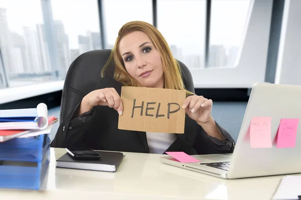 Geschäftsfrau in ihren Vierzigern mit Hilfestellung Zeichen verzweifelten Leidens Stress überarbeitet — Stockfoto