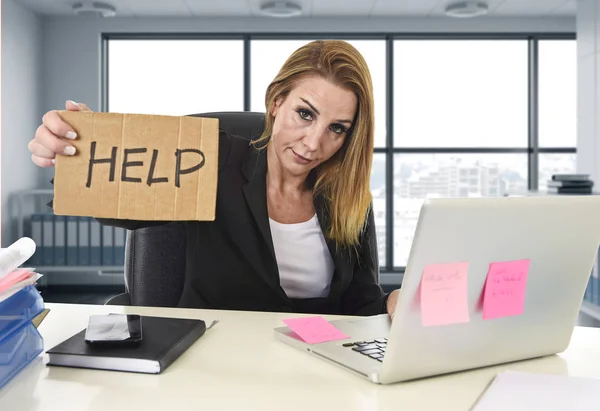 Mujer de negocios en sus 40 años sosteniendo ayuda signo desesperado sufrimiento estrés sobrecargado de trabajo —  Fotos de Stock