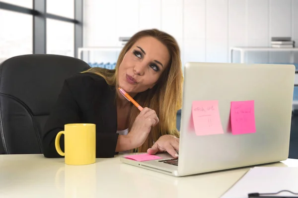 Attractive 40s blond businesswoman working at office laptop comp — Stock Photo, Image