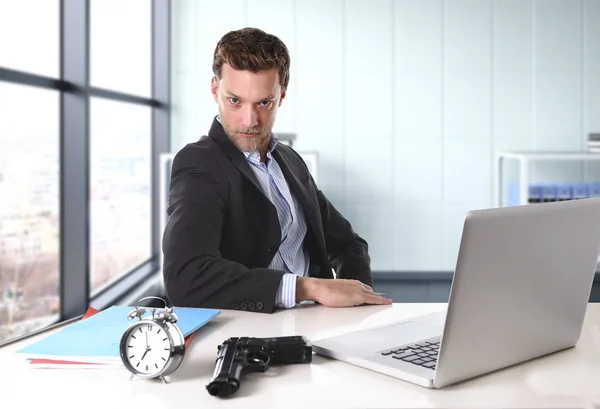 Empresário em escritório mesa de computador posando com arma e despertador no conceito prazo — Fotografia de Stock