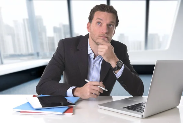 Homme d'affaires pensant à ordinateur portable bureau regardant réflexive un — Photo