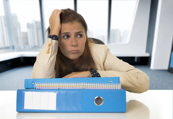 Desperat affärskvinna lider av stress och huvudvärk vid skrivbord ser orolig — Stockfoto