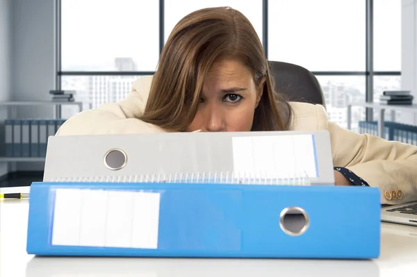 Mujer de negocios desesperada que sufre estrés y dolor de cabeza en el escritorio mirando preocupado —  Fotos de Stock