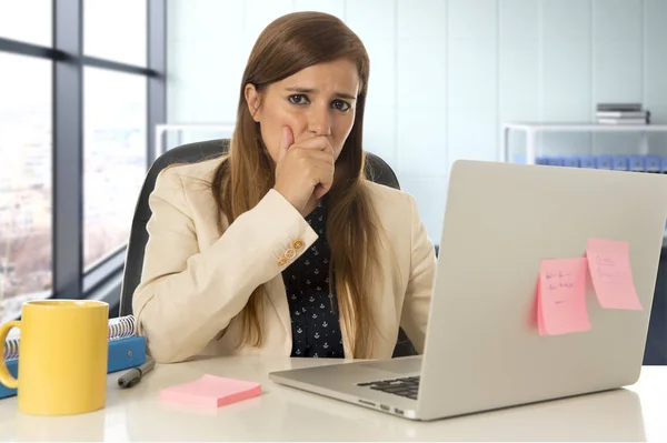 Femme stressée travaillant avec ordinateur portable sur le bureau en surmenage — Photo