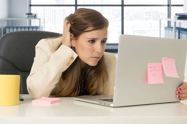 Mujer estresada trabajando con el ordenador portátil en el escritorio en exceso de trabajo — Foto de Stock