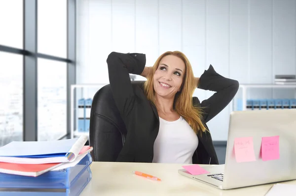 Femme d'affaires heureuse travaillant à l'ordinateur portable de bureau assis sur le bureau détendu — Photo