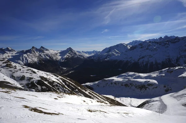 Vista panorámica de las montañas de nieve y la estación de esquí en Suiza Europa en un día soleado frío — Foto de Stock