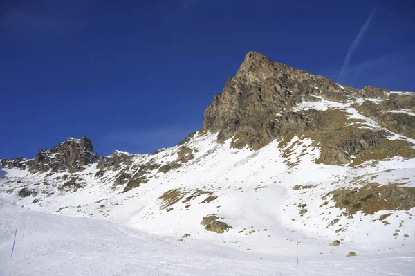 Vista panorámica de las montañas de nieve y la estación de esquí en Suiza Europa en un día soleado frío — Foto de Stock