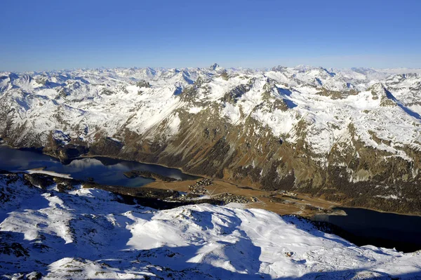 寒い晴れた日の雪の山とスイス連邦共和国のヨーロッパで凍った湖 — ストック写真