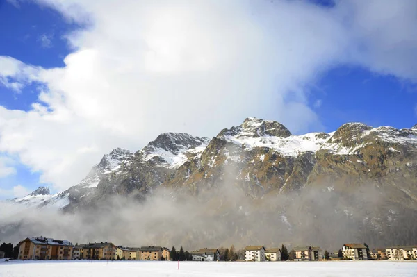 Invierno nieve montañas paisaje y valle de Engadin Sils Maria en los Alpes suizos — Foto de Stock