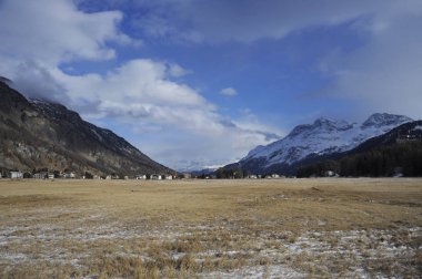 Alp Dağları kar ile İsviçre Sils Maria köyde Engadin vadisi