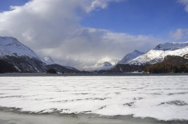 Engadin vadisi İsviçre Sils Maria köyü ile kar Alp Dağları ve donmuş göl üzerinde