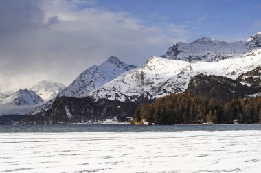 Engadin vadisi İsviçre Sils Maria köyü ile kar Alp Dağları ve donmuş göl üzerinde