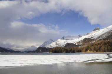Engadin vadisi İsviçre Sils Maria köyü ile kar Alp Dağları ve donmuş göl üzerinde