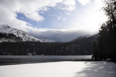 Engadin vadisi İsviçre Sils Maria köyü ile kar Alp Dağları ve donmuş göl üzerinde