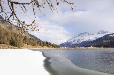 Engadin vadisi İsviçre Sils Maria köyü ile kar Alp Dağları ve donmuş göl üzerinde