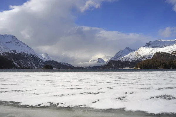 Engadin vallei in Zwitserland Sils Maria dorp met sneeuw op de Alp bergen en bevroren meer — Stockfoto