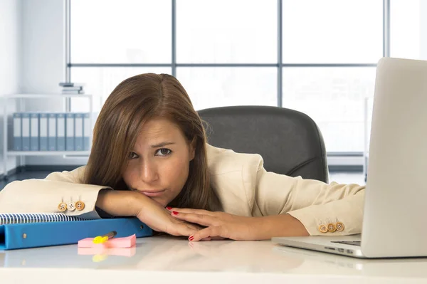 Ledsen och desperat affärskvinna som lider av stress och huvudvärk på office laptop dator skrivbord — Stockfoto