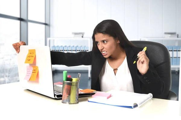 Inquiet et désespérée femme d'affaires souffrant de stress travailler au bureau informatique — Photo