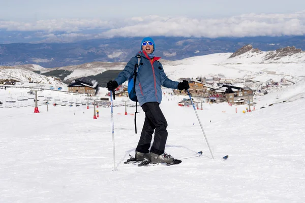 スペインのシエラネバダのスキー リゾートで雪山で幸せな幸せな男 — ストック写真