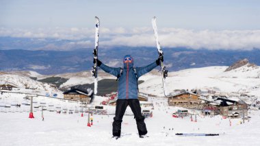 mutlu bir adam mutlu Sierra Nevada ski Resort İspanya kar dağlarda