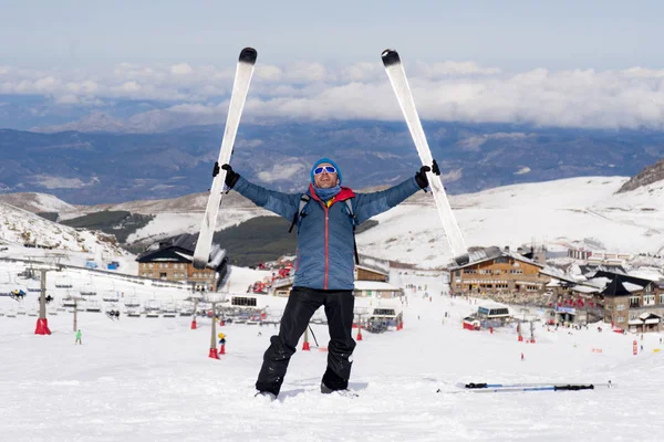 Heureux homme heureux dans les montagnes de neige à la station de ski Sierra Nevada en Espagne — Photo