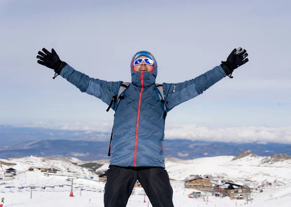 Homme faisant signe de victoire après sommet sommet sommet trekking réalisation dans la montagne de neige sur paysage d'hiver — Photo