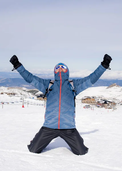 冬の風景に雪山のピーク山頂トレッキング達成後勝利のサインをしている男性 — ストック写真