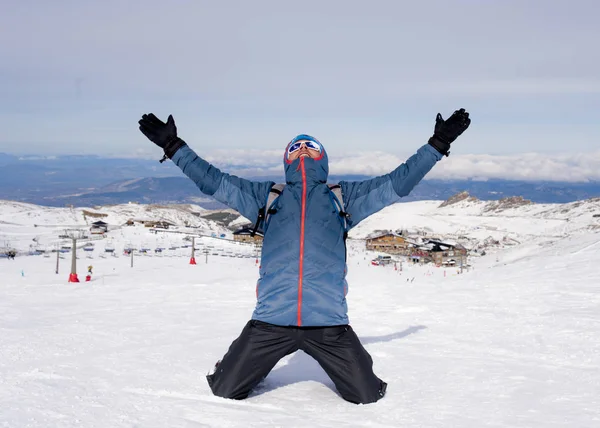 冬の風景に雪山のピーク山頂トレッキング達成後勝利のサインをしている男性 — ストック写真