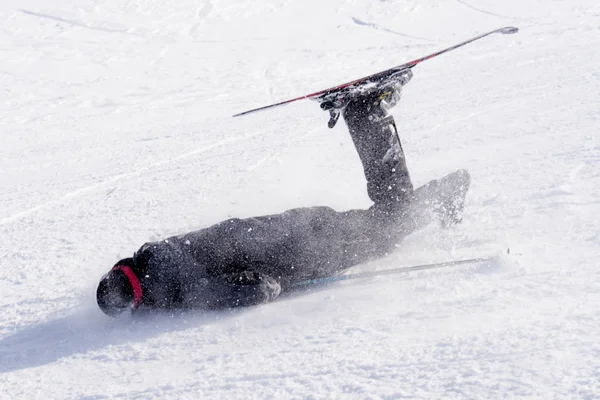 Homem que cai na neve fria no acidente de esqui em Sierrna Nevada resort na Espanha no conceito de acidente de esporte de inverno — Fotografia de Stock