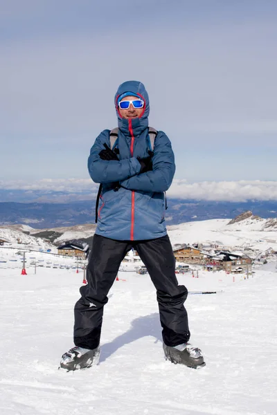 冬の風景に雪山のピーク山頂トレッキング達成後勝利のサインをしている男性 — ストック写真