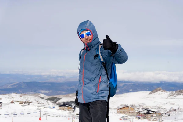 Homme donnant pouce après sommet sommet sommet trekking réalisation dans la neige montagne — Photo