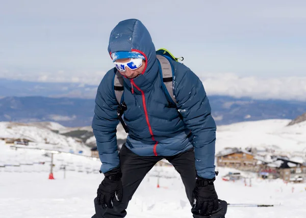 Fatigué homme épuisé après sommet sommet trekking réalisation dans la neige montagne hiver paysage — Photo