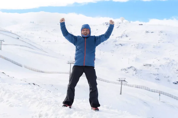 Homme faisant signe de victoire après sommet sommet sommet trekking réalisation dans la montagne de neige sur paysage d'hiver — Photo