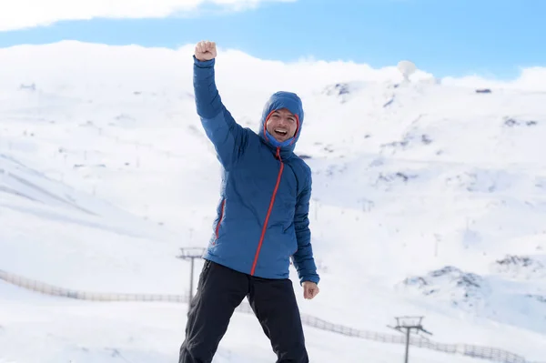 Homme faisant signe de victoire après sommet sommet sommet trekking réalisation dans la montagne de neige sur paysage d'hiver — Photo