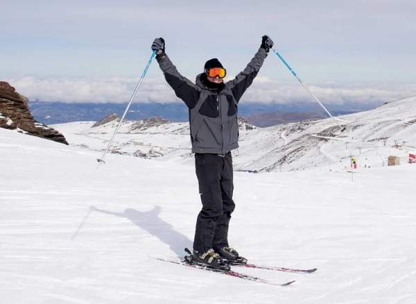 スペインの Sierrna ・ ネバダスキー場で雪山で幸せな幸せな男 — ストック写真