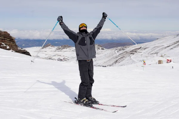 Heureux homme heureux dans les montagnes de neige à la station de ski Sierrna Nevada en Espagne — Photo