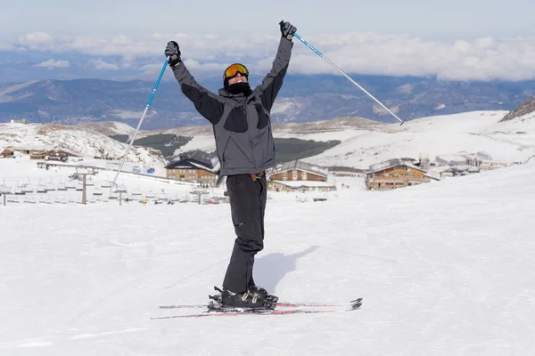 Heureux homme heureux dans les montagnes de neige à la station de ski Sierrna Nevada en Espagne — Photo