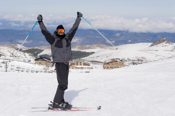 Heureux homme heureux dans les montagnes de neige à la station de ski Sierrna Nevada en Espagne — Photo