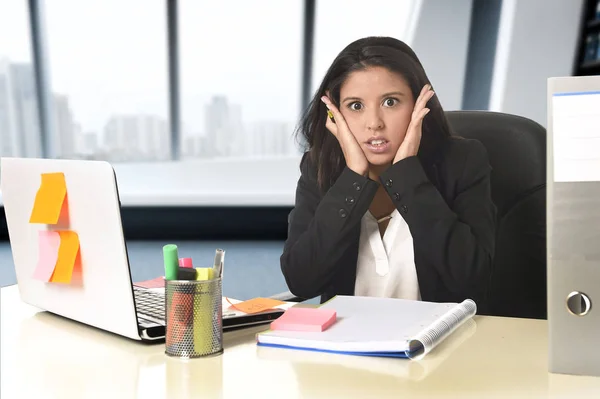 Giovane donna d'affari disperata che soffre di stress lavorando alla scrivania del computer dell'ufficio — Foto Stock