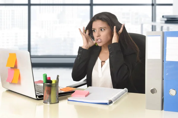 Young desperate businesswoman suffering stress working at office computer desk — Stock Photo, Image