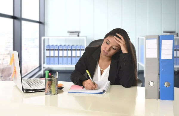 オフィスのコンピューターのデスクで作業ストレスに苦しんで絶望的な若い女性 — ストック写真