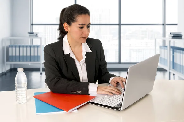 Geschäftsfrau im Businessanzug am Laptop im modernen Büroraum — Stockfoto