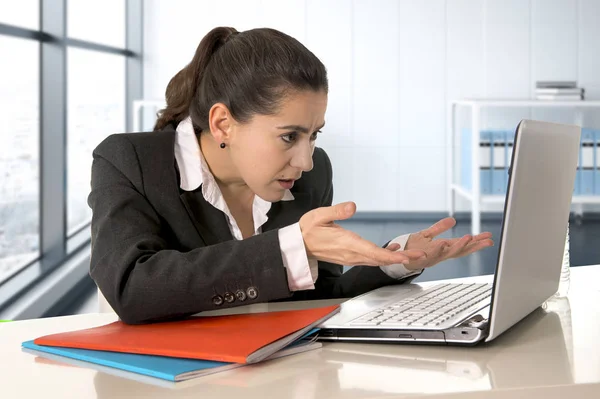 Geschäftsfrau im Businessanzug arbeitet am Laptop im modernen Büroraum — Stockfoto