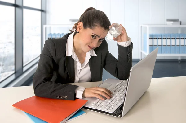 Mujer de negocios con traje de negocios que trabaja en el ordenador portátil en la sala de oficina moderna —  Fotos de Stock