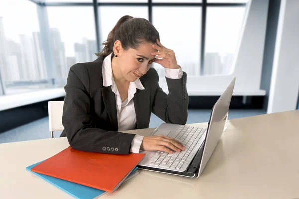 Mujer de negocios con traje de negocios que trabaja en el ordenador portátil en la sala de oficina moderna — Foto de Stock