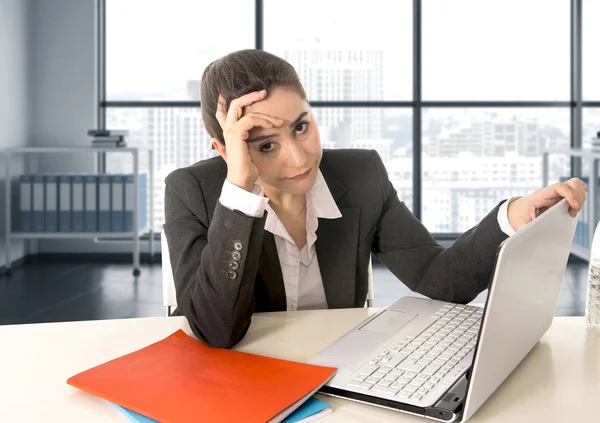 Geschäftsfrau im Businessanzug arbeitet am Laptop im modernen Büroraum — Stockfoto