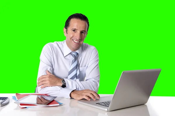 Geschäftsmann arbeitet am Computer-Laptop sitzt am Schreibtisch isoliert Chroma-Schlüssel — Stockfoto