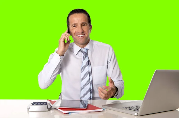 40 〜 50 歳上級ビジネスマンのコンピューターで作業して分離したグリーンのクロマキー幸せ — ストック写真